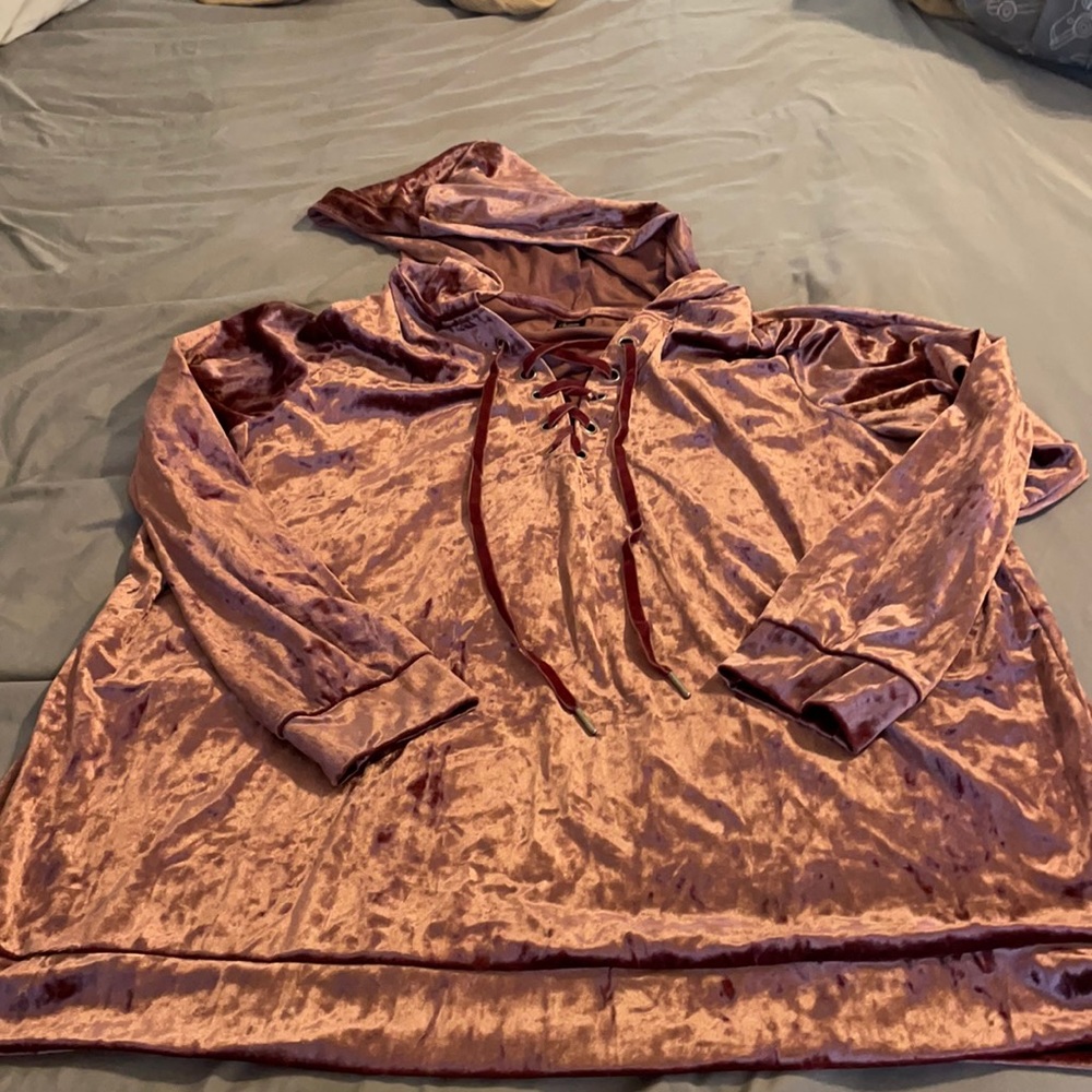 Very pretty dusty rose velvet lace up top